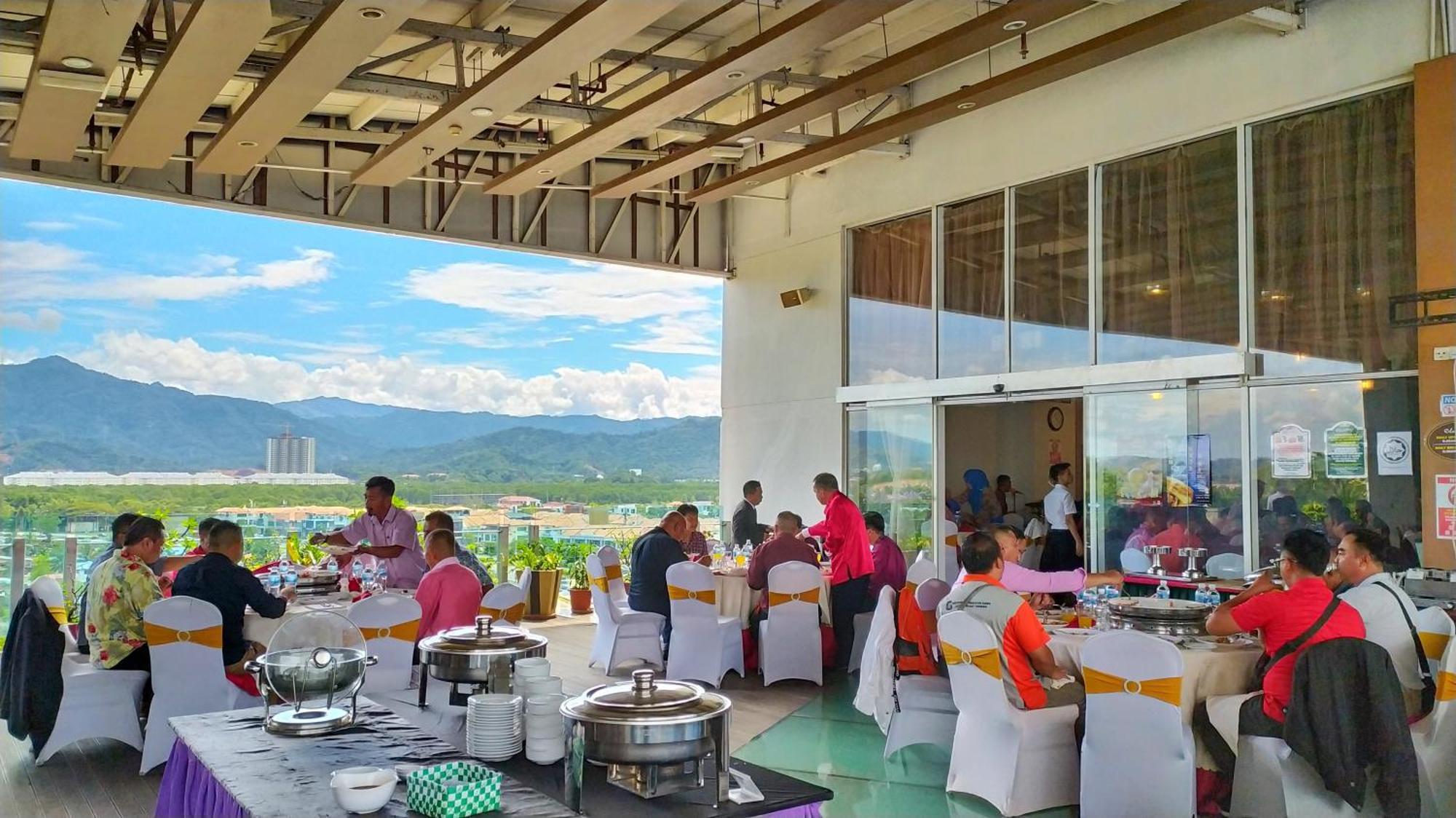 Courtyard Hotel 1Borneo Kota Kinabalu Eksteriør billede